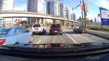 Un idiot veut griller tout le monde et se fait chopper par les flics au canada - Road Rage Instant Karma in Vancouver