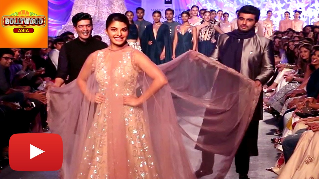 Arjun Kapoor TEASING With Jacqueline On Ramp AT LFW | Bollywood Asia