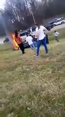 Une femme pète un cable en voyant bruler une voiture