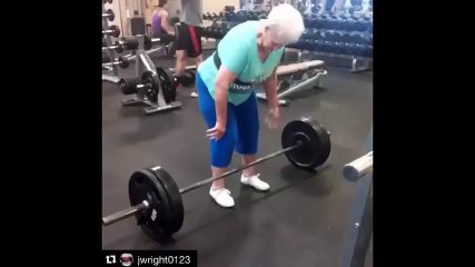 Cette mamie de 78 ans est capable de soulever des barres de plus de 100 kg