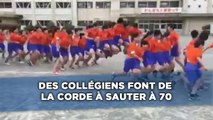 Des collégiens font de la corde à sauter à 70