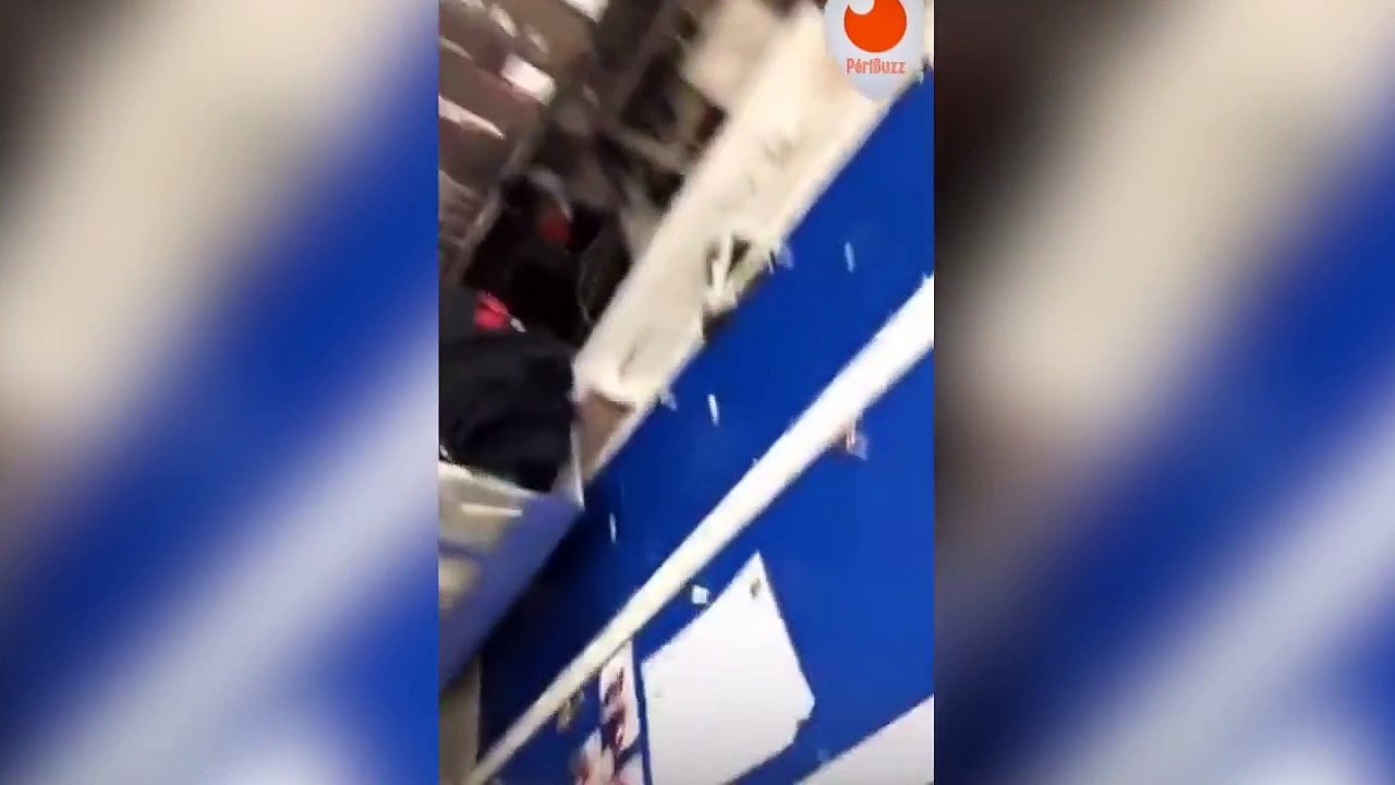 Un employé de SFR casse le portable d'un client