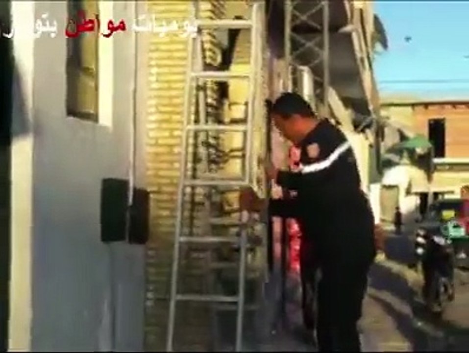 في لقطة جميلة الحماية المدنية بتوزر تنقذ قطـة طفل عالقة بأحد المنازل