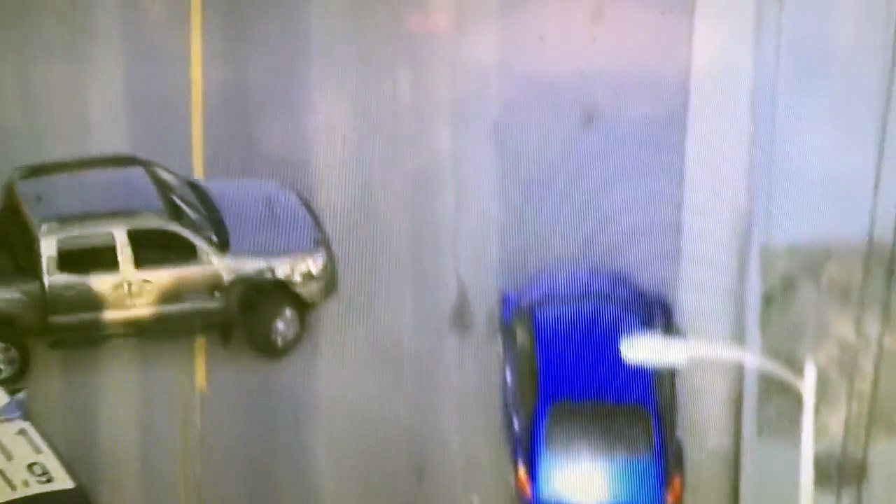 Le culot de cette femme qui tente le tout pour le tout pendant sa course-poursuite avec la police