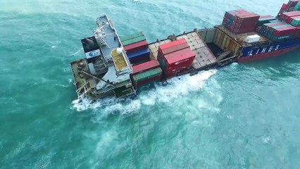 Un navire Cargo Conteneur échoué à Taiwan déverse tout dans
