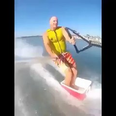 Il fait du wakeboard avec une glacière