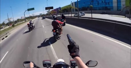 Imagens impressionantes de perseguições de mota da polícia brasileira a alguns criminosos