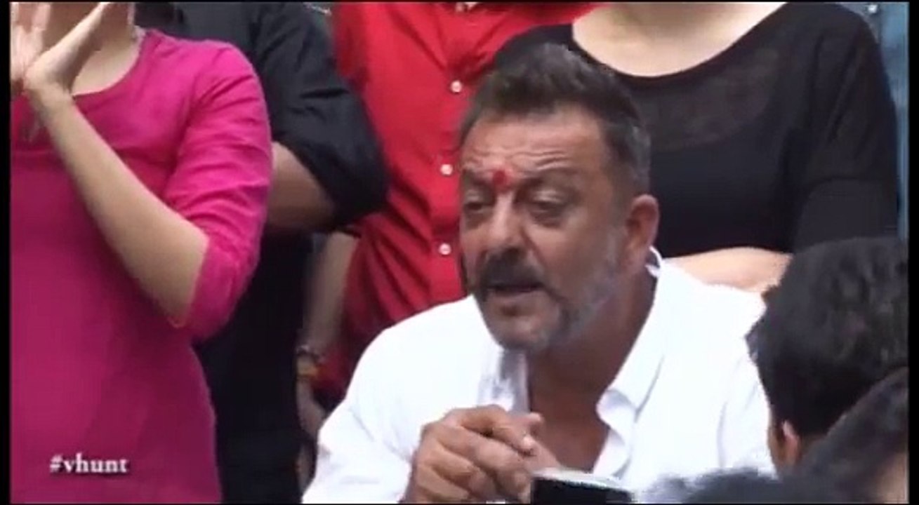 Shahrukhs Jaadu Ki Jhappi For Sanjay Dutt
