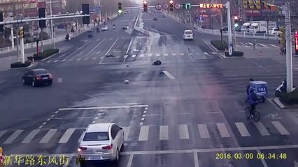 Vê o que acontece quando uma pessoa é atropelada na China, Horrível!!!