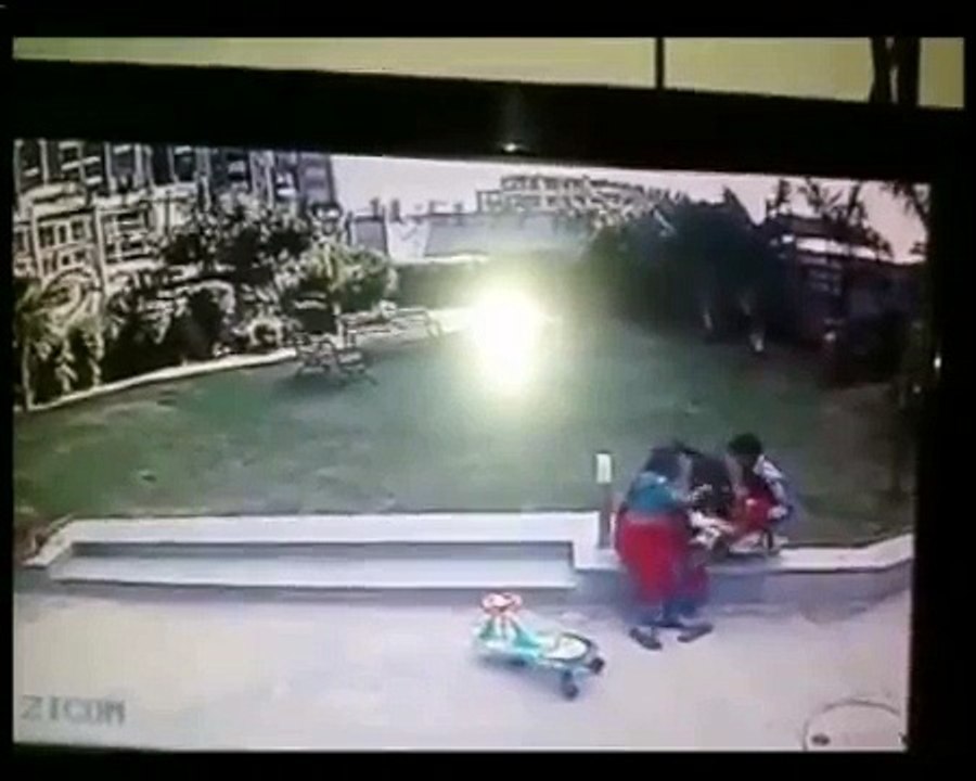 Caught On Camera : Horrible Dog attacks Girl in Ahmadabad