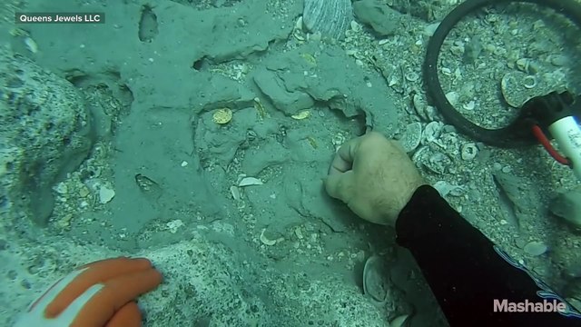 Un plongeur trouve 1 million de dollars en pièce d'or sous l'eau
