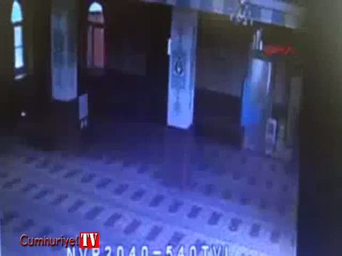 Camide namaz kılar gibi yapıp yardım kasasını çaldı