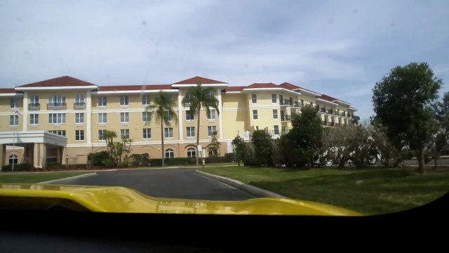 Un pilote casse les freins de sa voiture, sort du circuit et