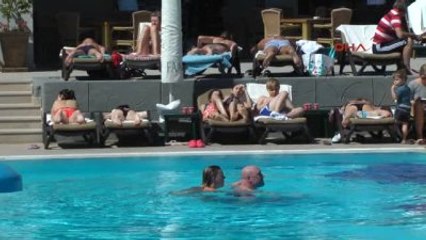 Kemer'de Turistler Havuz ve Deniz Keyfi Yaptı