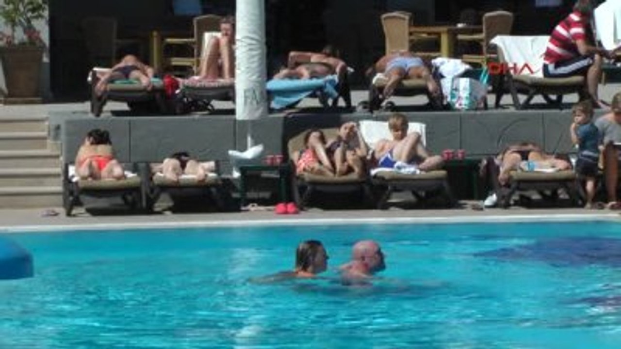 Kemer'de Turistler Havuz ve Deniz Keyfi Yaptı