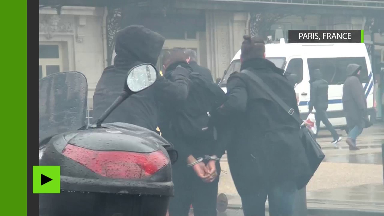 Démonstrations de force dans les rues de Paris contre la loi travail