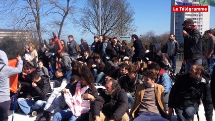 Скачать видео: Saint-Brieuc. Loi travail : fin de manif au gaz lacrymogène