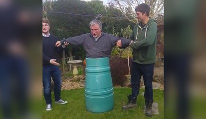 Un homme coincé dans un bac à compost