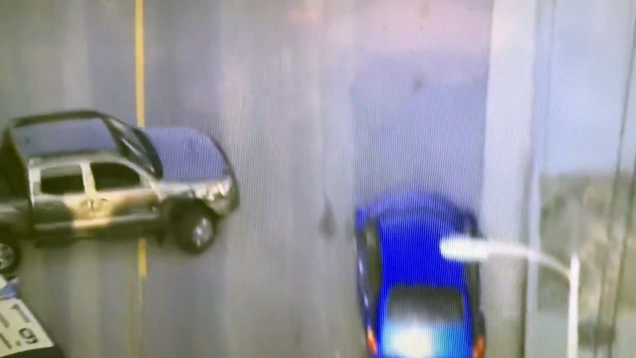 Encerclée par la police, une suspecte le tout pour le tout...