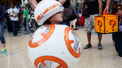 Une petite fille trop mignonne déguisée en BB-8