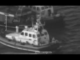 Canale di Sicilia - La Guardia Costiera soccorre barcone di migranti (31.03.16)
