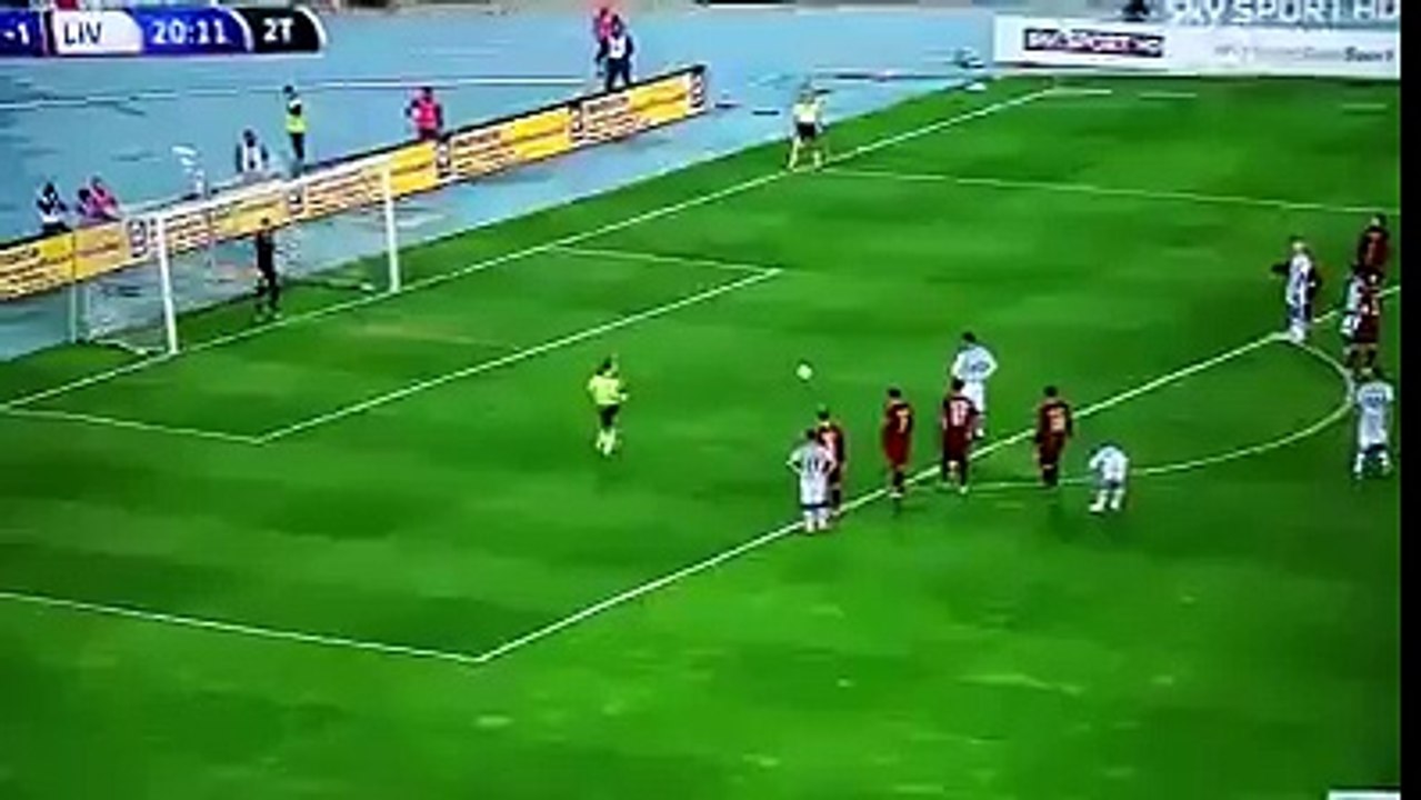 Jogador marca golo e parte "Placa de Publicidade" na momento de festejo