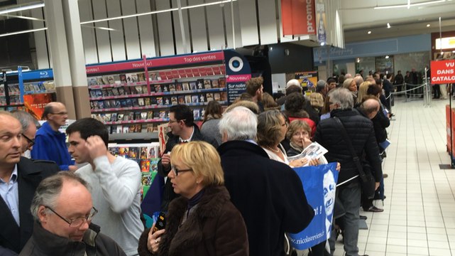 Nicolas Sarkozy dédicace son livre