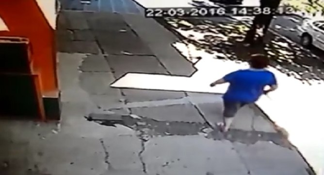 Une femme qui promène son petit chien se fait attaquer par un pitbull