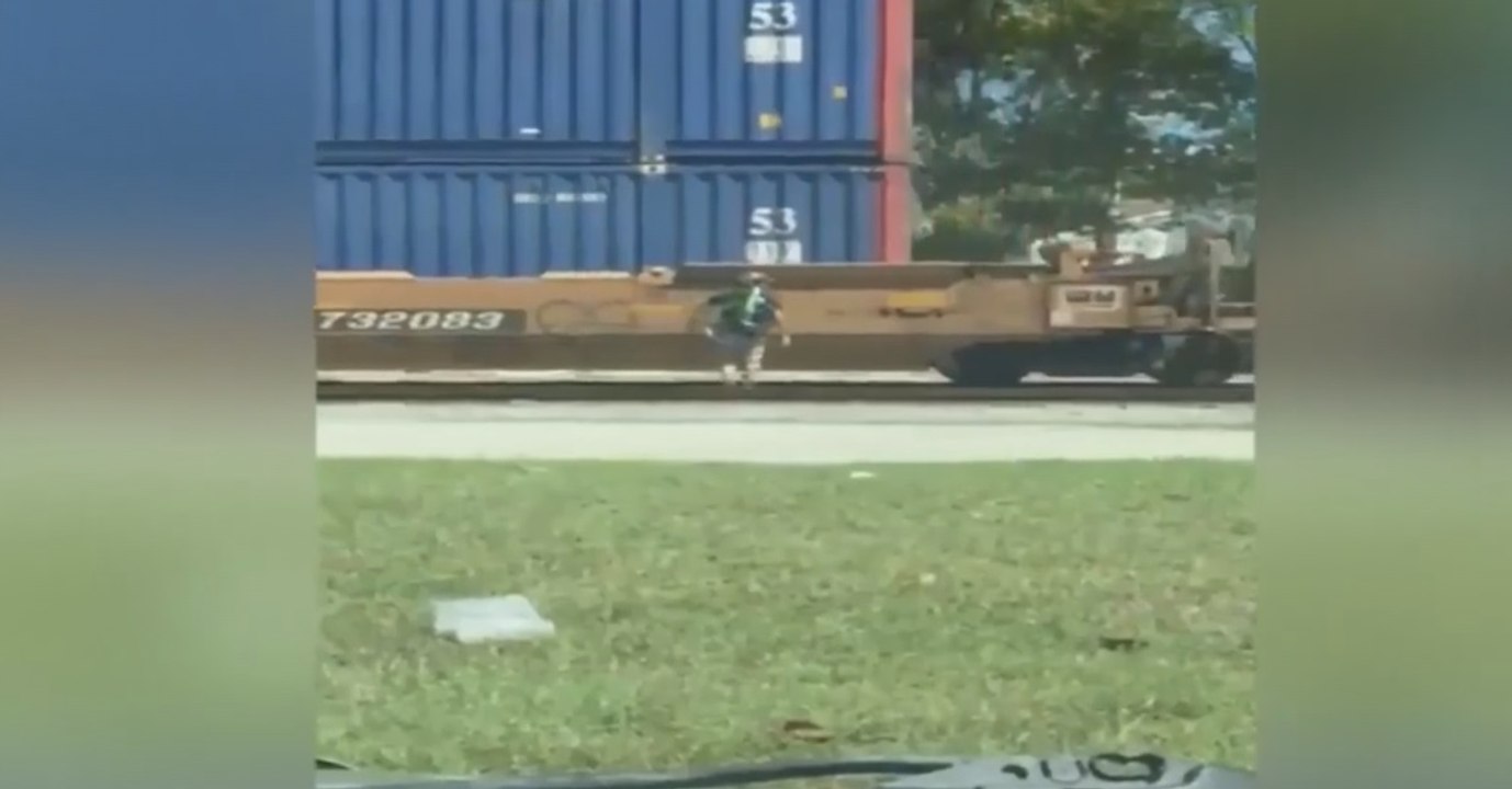 Un coursier impatient traverse une voie ferrée en Floride alors qu’un train passe (vidéo)