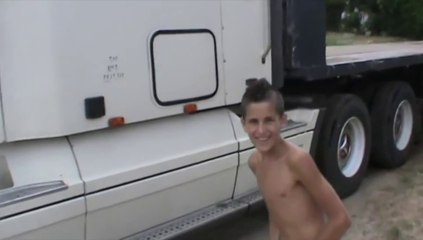 Este Niño Conduce Este Enorme Freightliner Como Todo Un Profesional