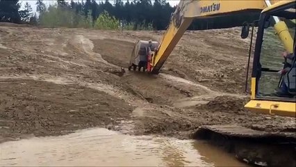 Sauvetage d'un faon avec une pelleteuse