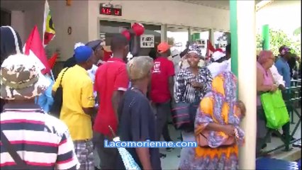 Mayotte  les grévistes chassent les étrangers de la préfecture