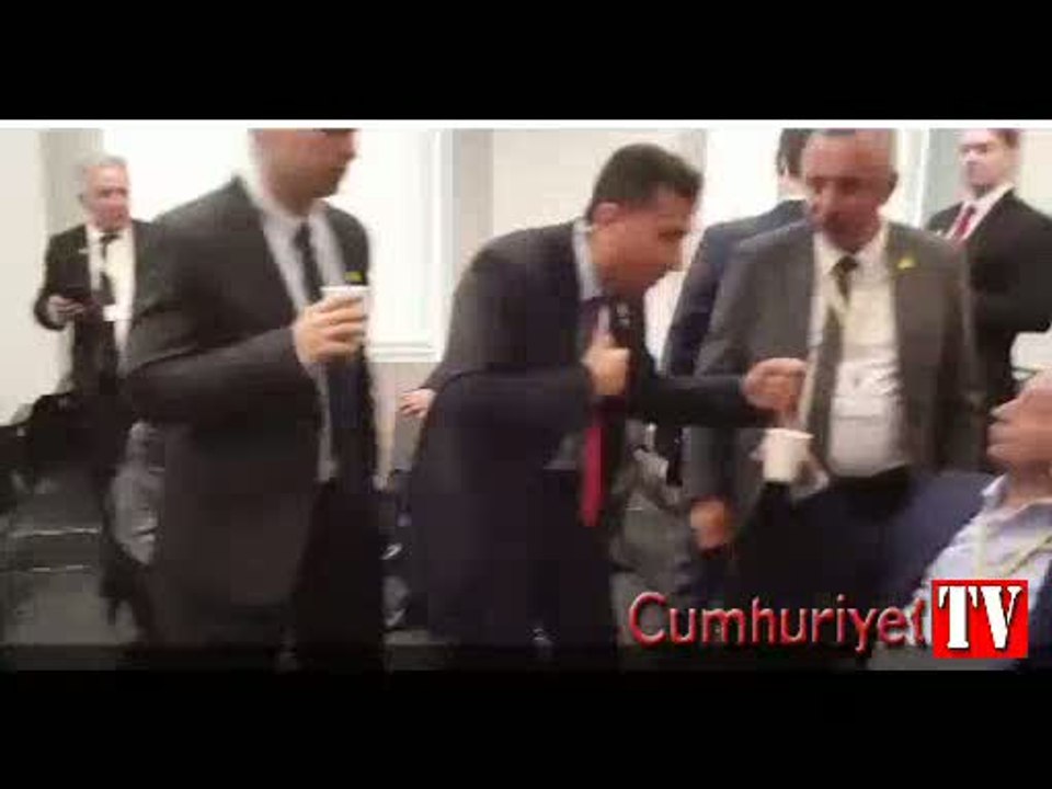 Erdoğan'ın korumaları gazeteciyi dışarı çıkarma...