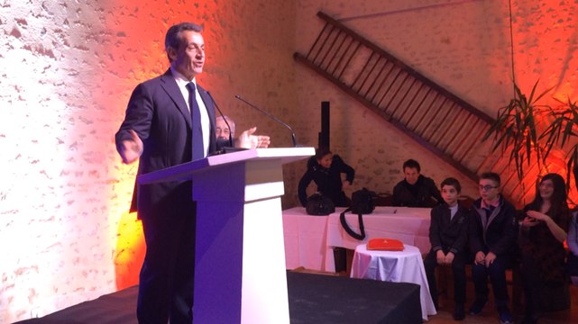 Nicolas Sarkozy décore Yves Deniaud