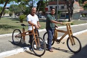 Irmãos constroem bicicleta de madeira em Cariacica