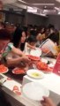 Un buffet de crevettes dévalisé en quelques secondes par des touristes chinois !