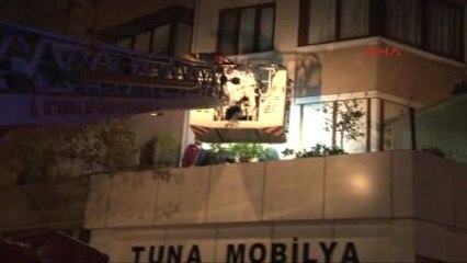 Maltepe'de 7 Katlı Binanın Ana Girişi Çöktü; Çok Sayıda Kişi Mahsur Kaldı
