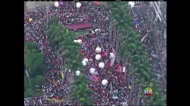 SP: Manifestantes fazem protesto contra o impeachment de Dilma na Praça da Sé
