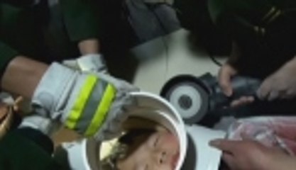 Çocuk su borusuna sıkıştı