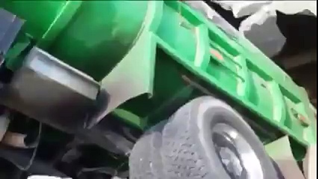 حفرة تبتلع شاحنة ضخمة في وسط الطريق