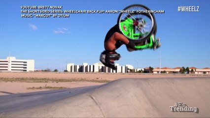 Deportista extremo realiza impresionantes trucos de BMX en su silla de ruedas