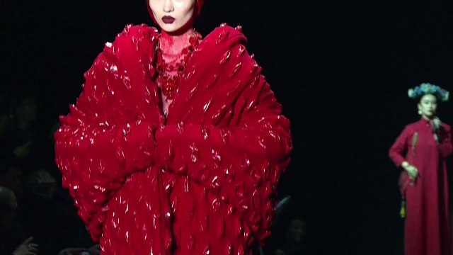 Hu Sheguang closes Beijing fashion week with trademark style