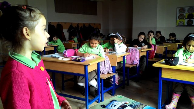 İrem ''yetenek yarışması'' kitabını anlatıyor