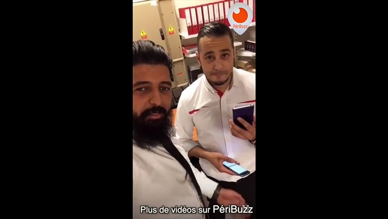 Un vendeur s'énerve sur le téléphone de son client