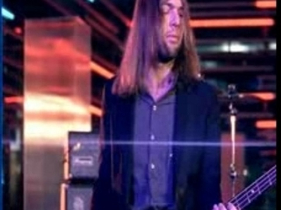 Maroon 5- Makes Me Wonder