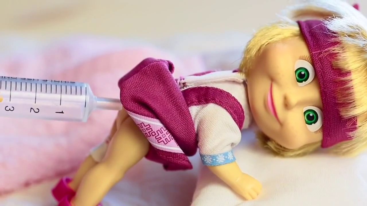 Маша и Медведь. Мультик с игрушками. Доктор Барби делает укол. Barbie.