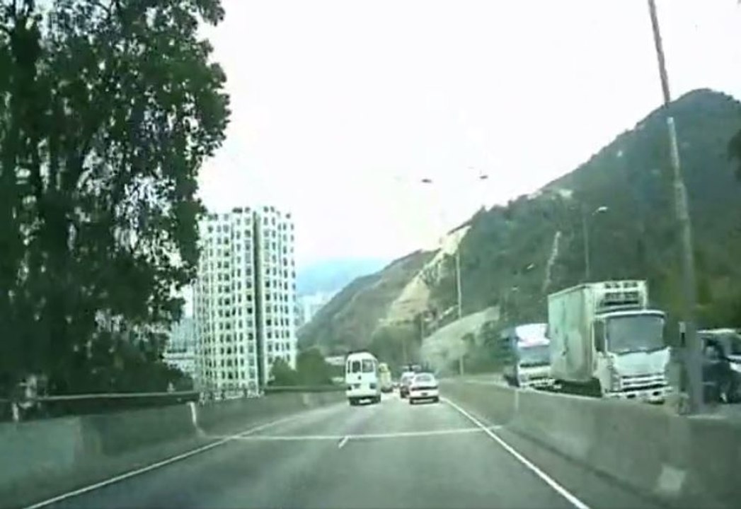 La magnifique manoeuvre de ce conducteur de bus pour éviter un violent accident