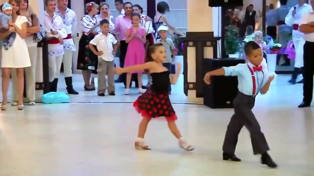 Малыши здорово танцуют