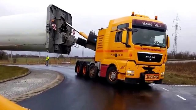 Перевозка лопасти ветрогенератора в Дании