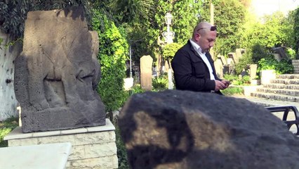 Son begins quest to bury IS-slain 'father of Palmyra'